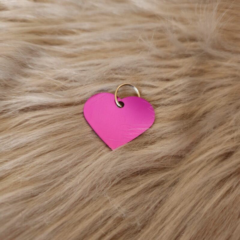 personalisierter Herzanhänger aus Metall in lila