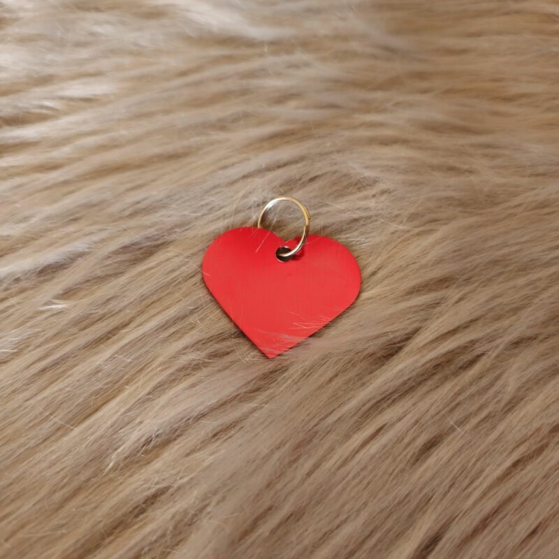 personalisierter Herzanhänger aus Metall in rot