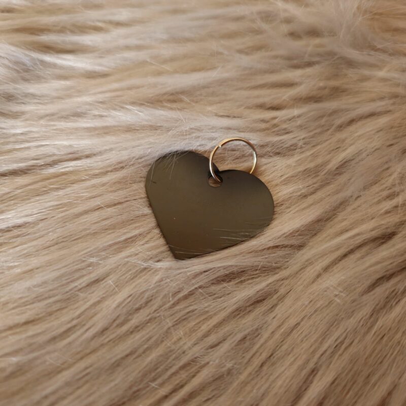 personalisierter Herzanhänger aus Metall in schwarz