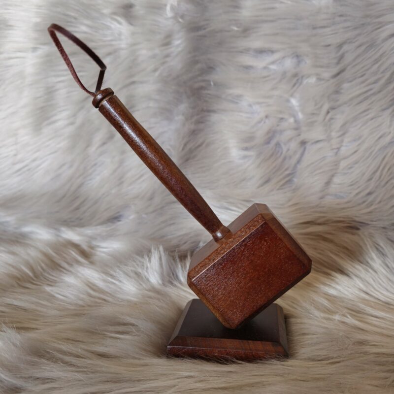 Hammer-Flaschenöffner aus Holz dunkel