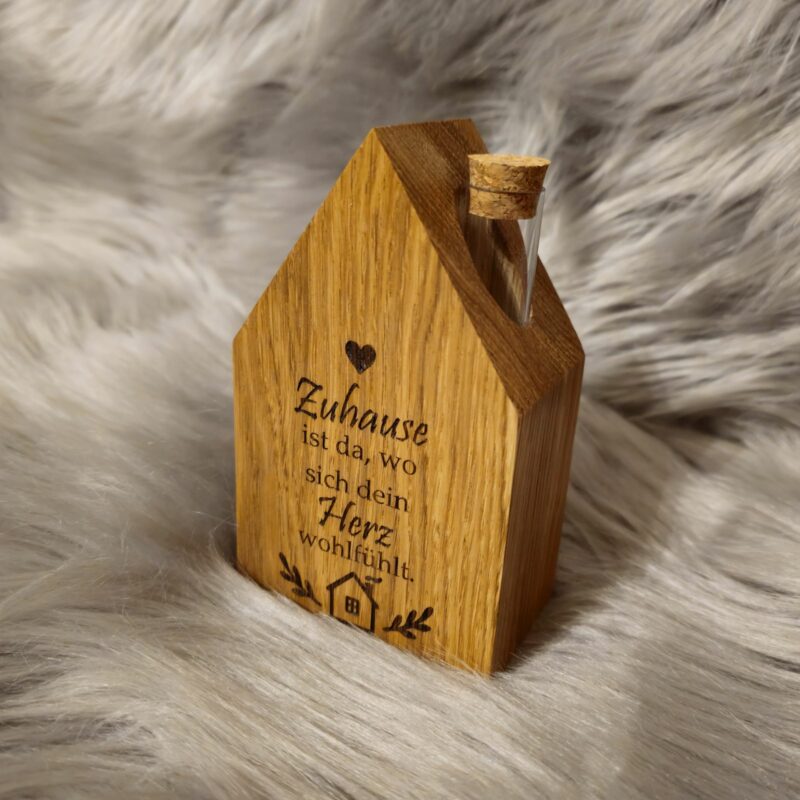 Holzhaus mit Reagenzglas