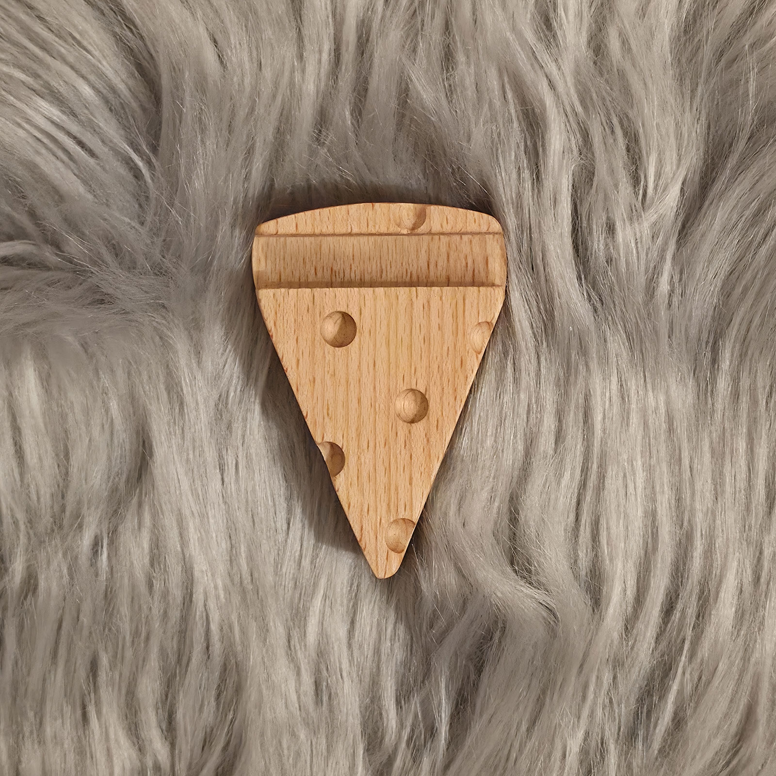 Handyhalter Flaschenöffner Käse aus Holz Maße in der Hand 8,4 cm x 6,5 cm