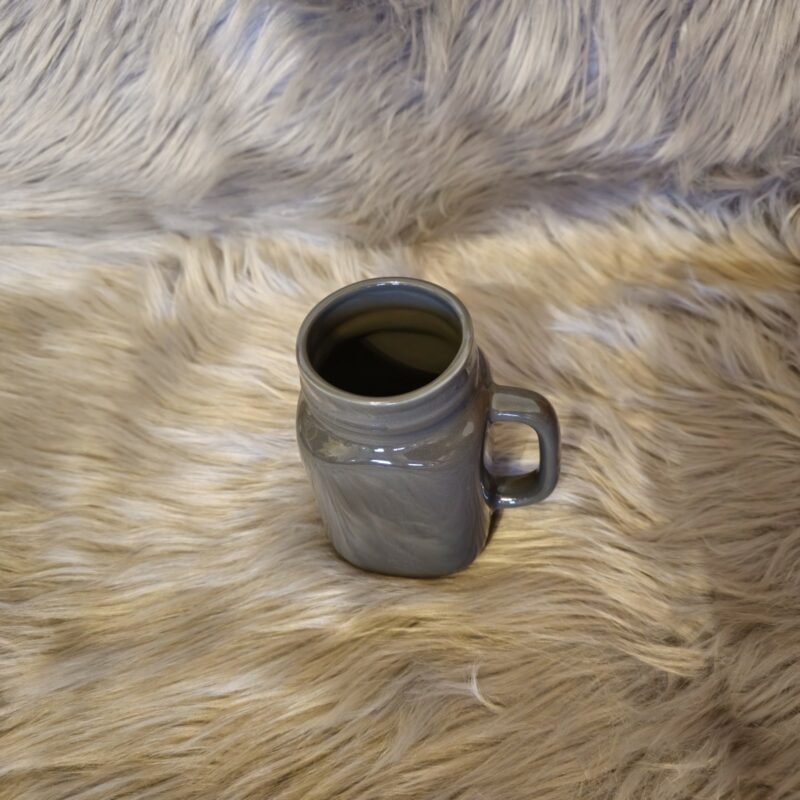 personalisierter Henkelbecher Liv grau