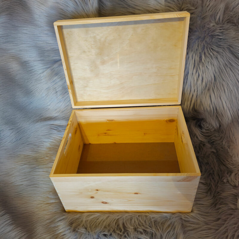 Personalisierte Allzweckkiste aus Kiefernholz mit Klappdeckel