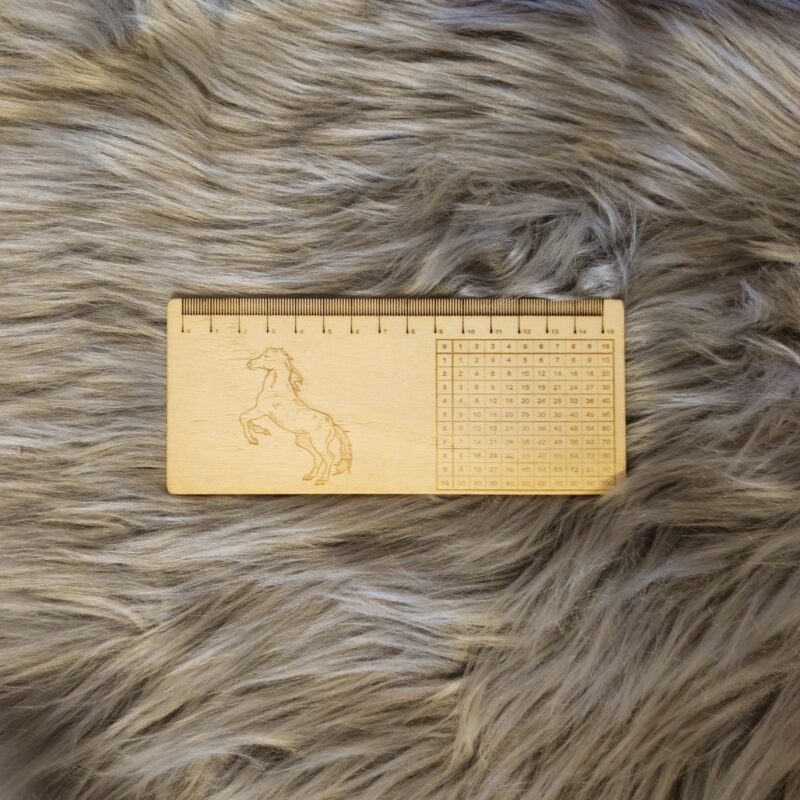 Holzlineal mit Pferdegravur und großem 1x1