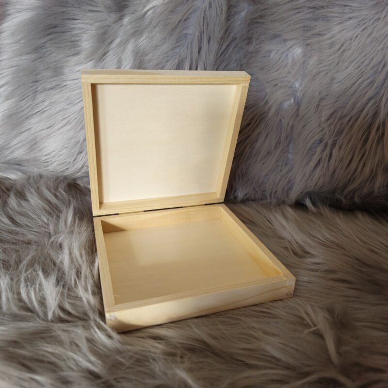 Pralinenkiste aus Kiefernholz mit Lasergravur