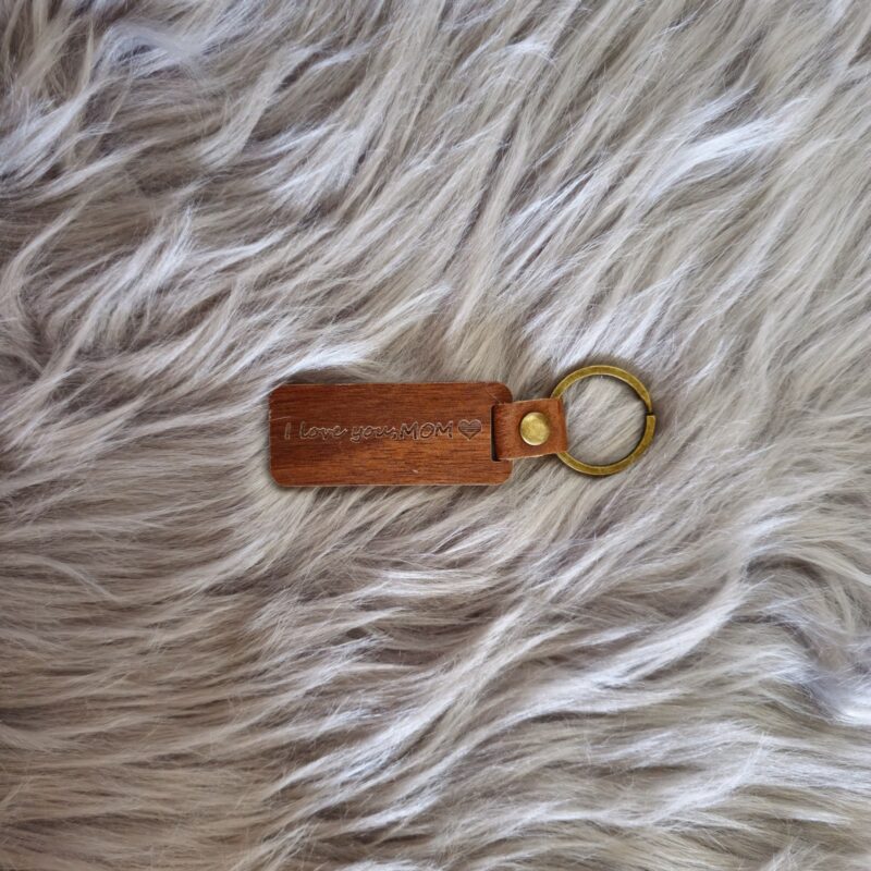 Schlüsselanhänger Nussbaum mit Gravur und "I love you, mom"