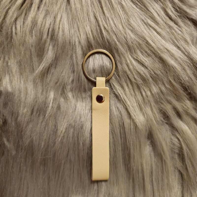 Personalisierter Schlüsselanhänger aus Kunstleder beige