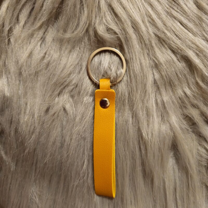 Personalisierter Schlüsselanhänger aus Kunstleder senfgelb