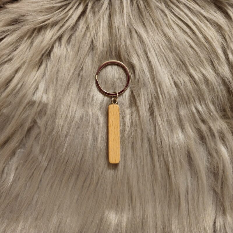 Schlüsselanhänger aus Holz in Stabform