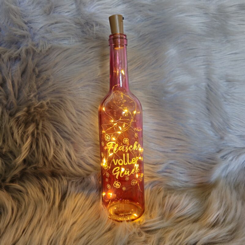 gravierte rosa Weinflasche